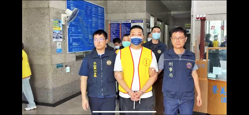 警方逮捕劉姓男子等9人。（記者邱俊福翻攝）