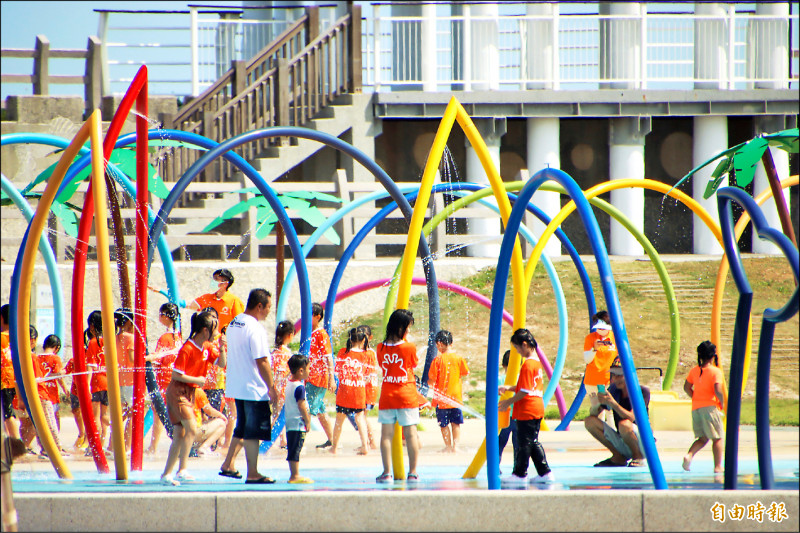 嘉義縣東石漁人碼頭的戲水樂園，吸引許多民眾遊玩。（記者林宜樟攝）