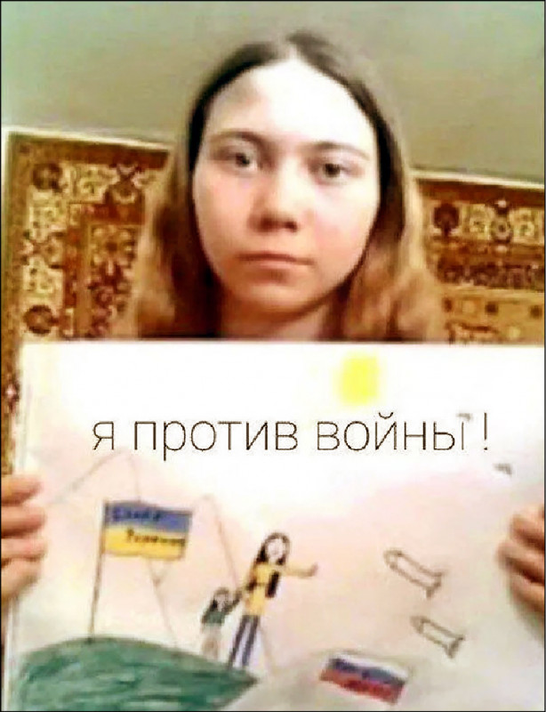 俄罗斯男子马斯考列夫（Alexei Moskalyov）13岁的女儿在学校画了一张图画，描绘俄国飞弹落在乌克兰母亲和孩子身上，校长发现后报警。（取自推特）(photo:LTN)