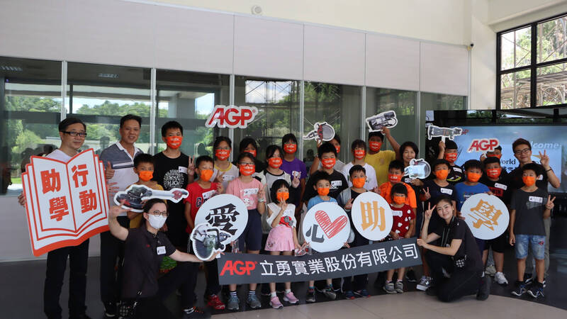 雲林立勇實業公司捐款支持台灣世界展望會雲林跆拳方案年度經費,及兒童助學扶助金。(讀者提供) 雲林立勇實業公司捐款支持台灣世界展望會雲林跆拳方案年度經費,及兒童助學扶助金。(讀者提供)