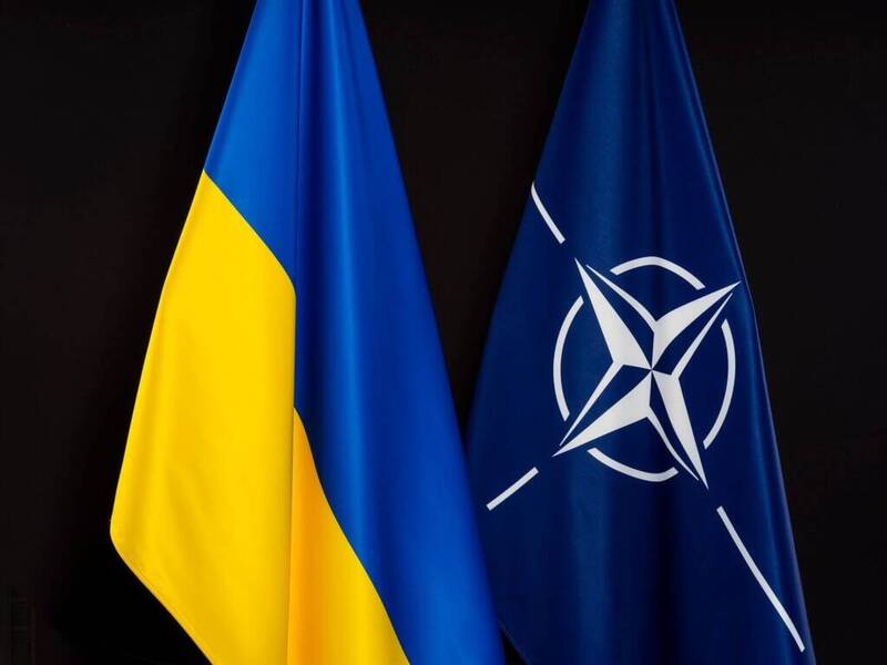 北約-烏克蘭理事會（NATO-Ukraine Council）預計在7月12日成立。圖為烏克蘭國旗與北約組織旗。（擷取自NATO臉書）