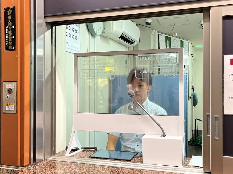 日本西武铁道公司预定今秋启用透明翻译萤幕以便与外国旅客沟通。（图撷取自日本西铁道官网）(photo:LTN)