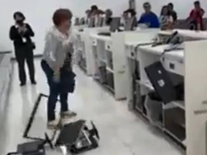 妇人办理退费遭拒，暴怒将电脑设备全砸在地。（翻摄自推特）(photo:LTN)