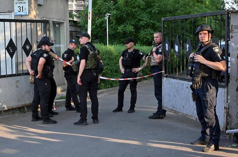 乌克兰男子出庭后企图逃离法院，先后朝警卫与安全人员丢掷两枚爆裂物，而男子遭到爆炸波击死亡。图为到场支援的安全部队。（法新社）(photo:LTN)