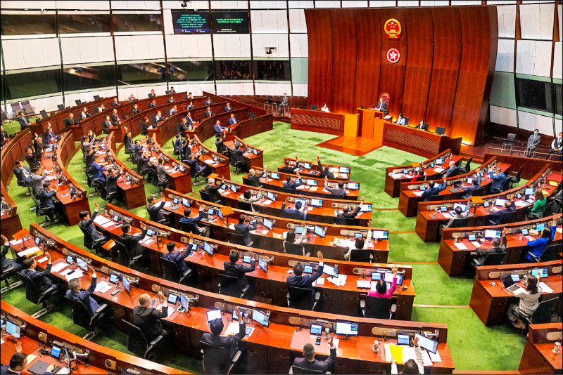香港立法會6日三讀通過區議會條例修訂草案，新一屆區議員將於年底依據新條例產生，屆時地方直選議席將由此前的450席銳減至88席，被視為民主大倒退。（美聯社）