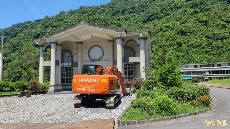 陳俊宇在員山鄉的兩層樓住家被爆違法使用，他近期雇工拆除違建部分並已遷出，今發表聲明向社會大眾致歉。 （記者游明金攝）