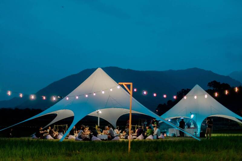 縱谷園遊會的稻田野宴餐桌，在縱谷夏夜星空及稻浪溫柔擁抱下，體驗部落主廚美食相當愜意。（縱管處提供）