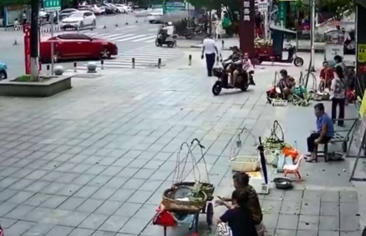 事故发生前，有多名民众在街道旁摆摊。（图撷自推特）(photo:LTN)