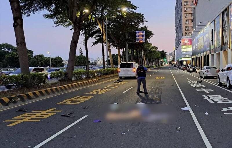 機車騎士與民營救護車碰撞後，車殼碎片散落滿地，可見撞擊力道，機車騎士也傷重身亡。（民眾提供）