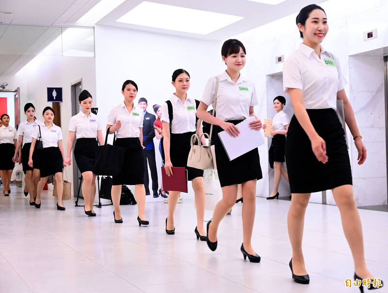 中華航空空姐 空姐要換制服了！九月起華航新機到將引入創新設計風| ETtoday ...