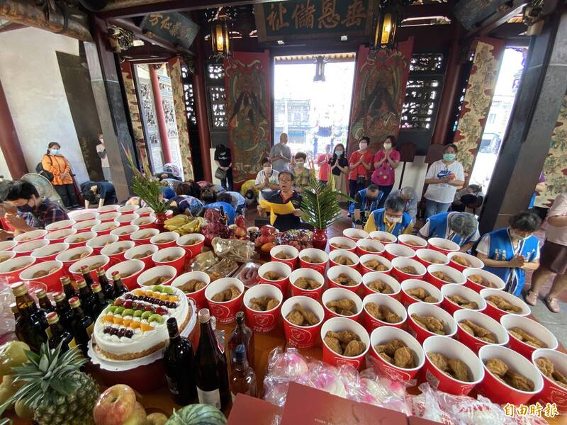 台南祀典興濟宮今日舉辦「虎爺生日趴踢」，信眾祭出70桶炸雞和各式各樣的供品，為虎爺提前祝壽。（記者王姝琇攝）