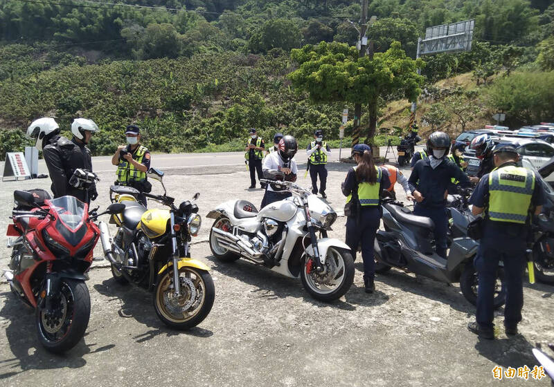 台南市環警監今天（8日）上午在市道174、175線路口執行聯合擴大路檢，稽查重機。（記者楊金城攝）