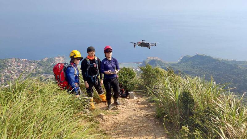 新北市消防局派出空拍機進行山區搜救。（記者吳昇儒翻攝）