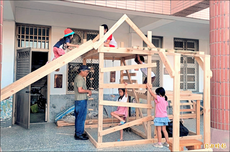 「鹹鹹夢享村」為駐村人員的小孩共同打造玩樂空間，工作兼育兒。（記者楊金城攝）