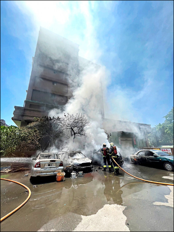 新北市汐止區汐萬路二段空地上4輛報廢車輛，突然起火燃燒。（記者林嘉東翻攝）