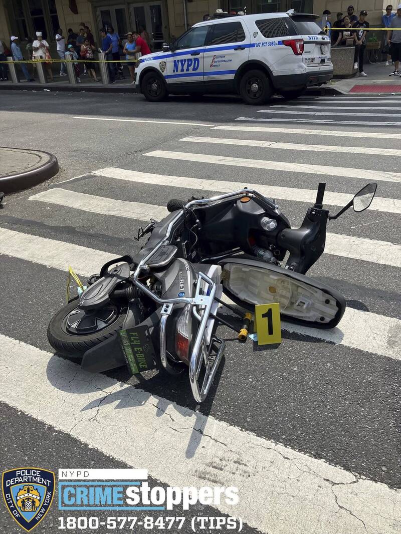 美国纽约发生随机枪击案，25岁的兇嫌骑着机车四处在街头犯案，造成1死3伤。（美联社）(photo:LTN)