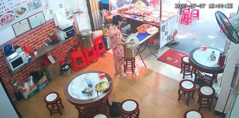 中国广东1名女子在餐厅免费提供的汤桶投放不明液体。（图撷自微博）(photo:LTN)