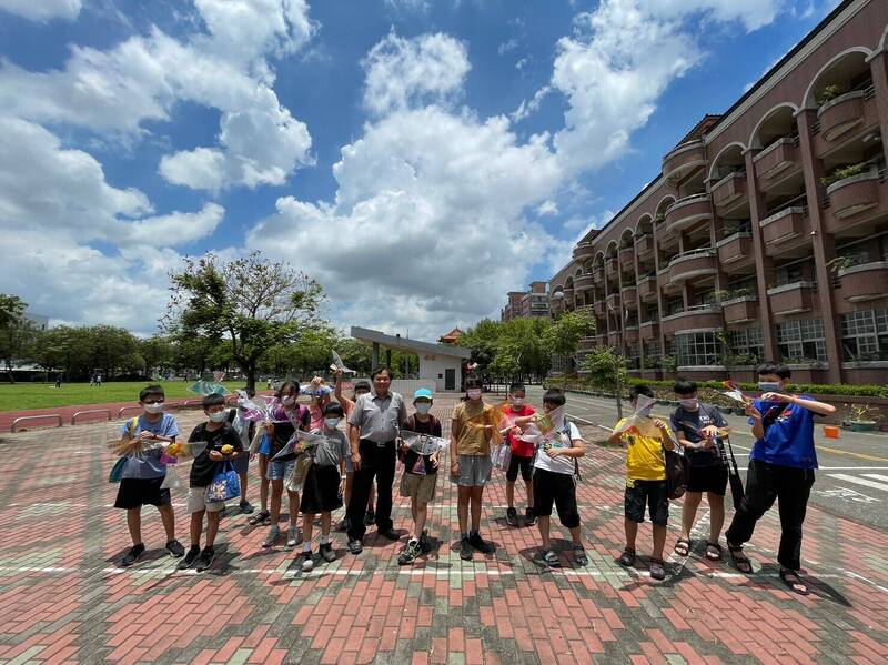 嘉義市博愛國小賽恩思科學營今開營，學員透過實驗、遊戲體驗學習科學樂趣。（博愛國小提供）