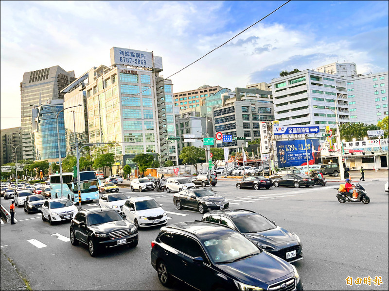 不少駕駛人走堤頂大道上國道，因此該路口經常出現車流回堵的情形，也是內湖壅塞道路之一。（記者蔡亞樺攝）