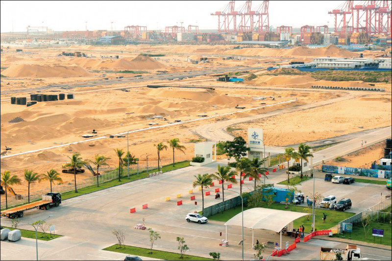 中国资助斯里兰卡在首都可伦坡兴建人工岛屿港市，目标是成为足以和杜拜匹敌的金融枢纽，但批评者早已警告，这项计画将成为隐藏性债务陷阱。（彭博档案照）(photo:LTN)