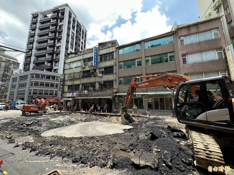 台北市大同區南京西路、貴德街口天坑10日凌晨1點多又再度塌陷，且範圍加大，工程單位緊急封路搶修，避免災害擴大。（記者羅沛德攝）