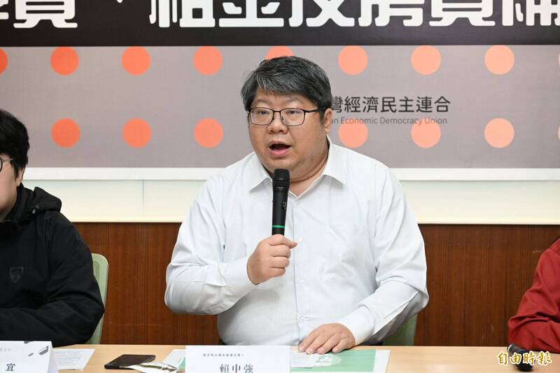 針對民眾黨總統參選人柯文哲聲稱當年自己是反黑箱而不是反服貿，經民連智庫召集人賴中強發文痛批。（資料照）