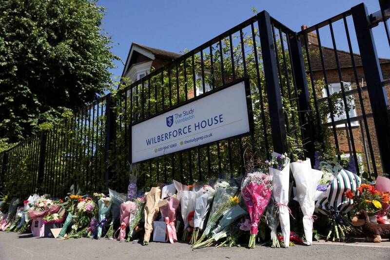 1辆汽车6日在伦敦市温布顿撞上小学建筑物，导致2名女童身亡，民众在校门口摆放鲜花致意。（路透）(photo:LTN)