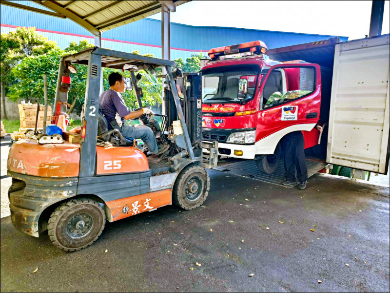 48輛救災車昨在伸仁公司廣場裝入貨櫃，13日將從台中港出發馳援烏克蘭。 （圖：白璨榮提供）