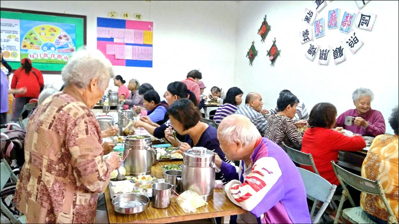 中研院研究團隊發現，社區關懷據點活動若同時提供團康等運動與均衡營養飲食教育，減少衰弱與失智的效果，比只單純提供運動更好。圖為南市關懷據點共餐情形。（資料照）