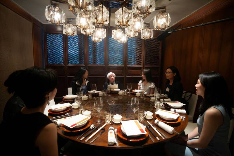 美国财政部长叶伦访问中国期间，曾与一群中国女性经济学家和企业家共进午餐，不料这些杰出女性却遭到中国小粉红勐烈抨击。（路透）(photo:LTN)