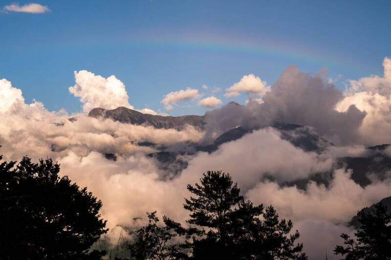 嘉義縣山區午後熱對流旺盛，昨下午出現玉山雲海與彩虹同框奇景。（黃源明提供）