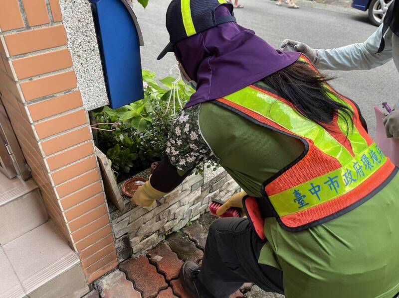 台中市出現今年首例登革熱病例，衛生局提醒清除清水容器孳生源。（台中市政府提供）