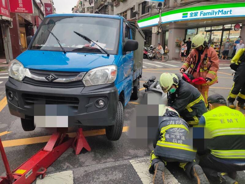 消防人員正對邱姓女騎士進行急救。（記者徐聖倫翻攝）