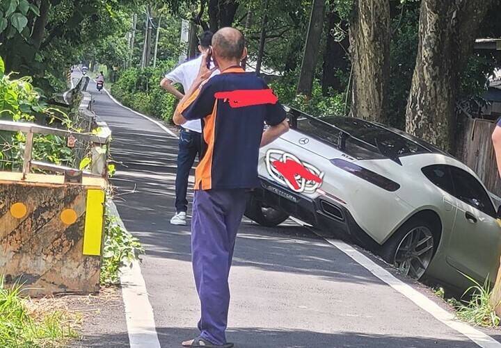 白色賓士跑車開進自行車道掉水溝卡住。（取自臉書社群麟洛好地方─終身麟洛魂）