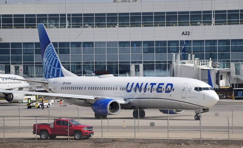 美国联合航空从德州休士顿飞往荷兰航班，由于有商务舱乘客不满飞机餐在机上大闹，途中临时改降芝加哥。（美联社）(photo:LTN)
