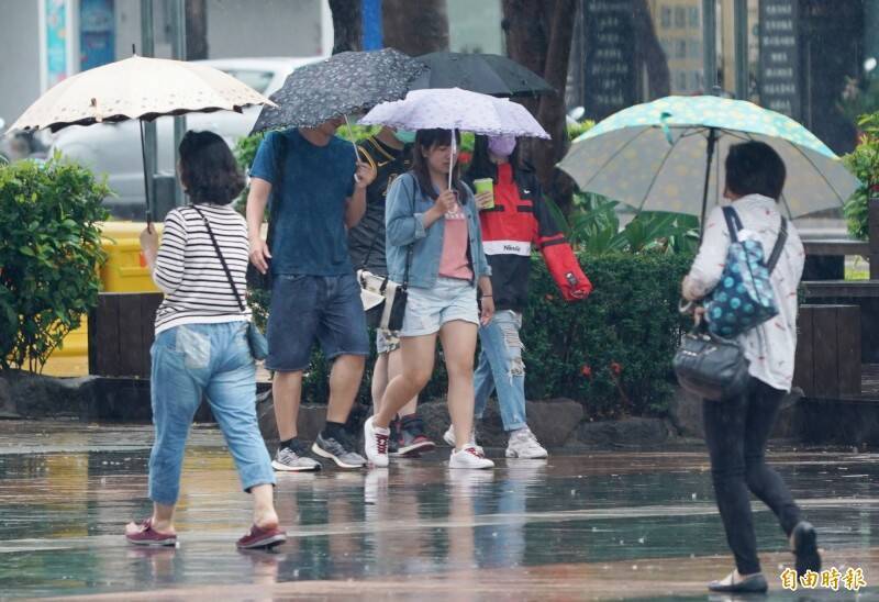 氣象局繼稍早針對12縣市發布大雨特報，近2點時範圍擴大為17縣市。且針對新北市、桃園市、新竹縣、宜蘭縣額外發布大雷雨即時訊息。（資料照）