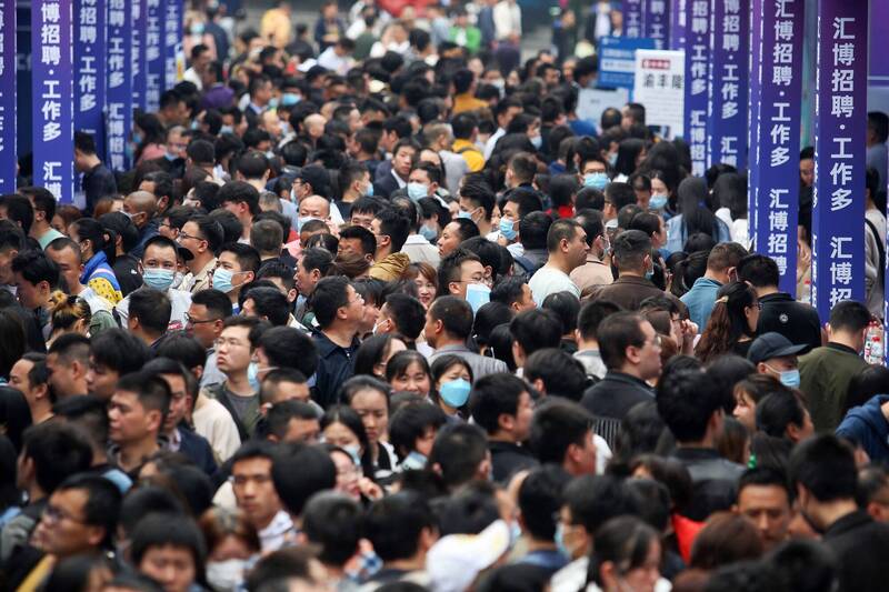 中国青年失业率迭创新高，图为重庆市的就业博览会现场。（法新社档案照）(photo:LTN)