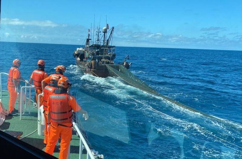 中國船隻越界，澎湖海巡隊新建百噸級巡防艇建功。（澎湖海巡隊提供）