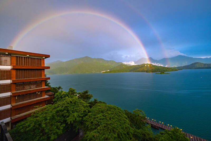 南投午後大雨出現大彩虹，甚至日月潭還有又大又明顯的彩虹（內圈）、霓虹「大雙虹」。（民眾提供）