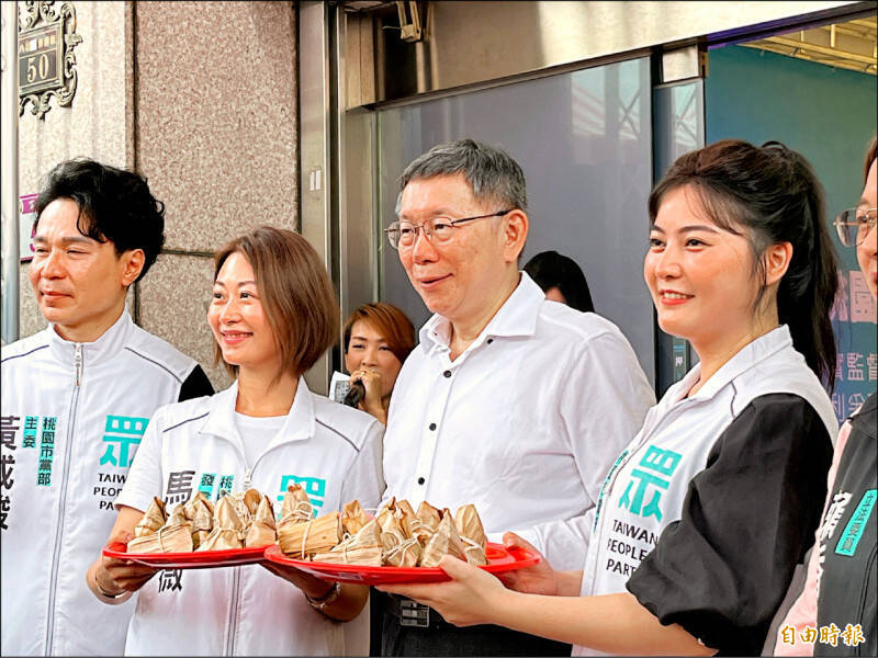 民眾黨今日正式提名桃園市黨部發言人李慕妍（右一）參選桃園市第6選區（八德、大溪、復興、中壢12里）。（資料照）