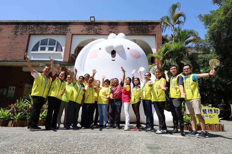 羅東藝穗節7月15日在羅東鎮中山公園開幕，羅東鎮公所與LINE貼圖「醜白兔」（見圖）合作，為藝穗節增添趣味。（羅東鎮公所提供）