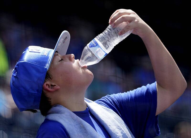 近日在美国却传出，一名10岁男童由于天气炎热，因此在1小时内连续喝了6瓶水，不料事后却出现中毒现象昏迷，甚至差点因此丧命。示意图，图与新闻事件无关。（资料照，路透）(photo:LTN)