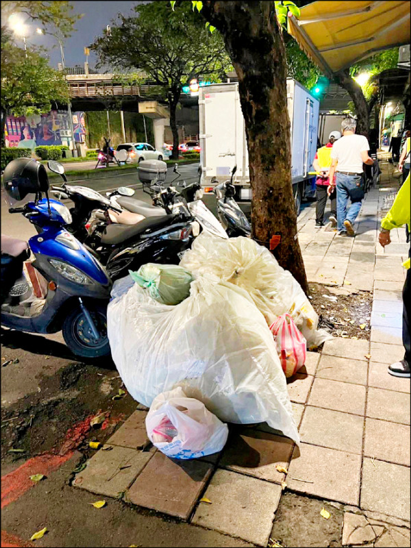 萬華區街頭常有民眾亂丟垃圾包，北市府八月十五日起裁罰從三六○○元起跳，全市適用。（里長提供）