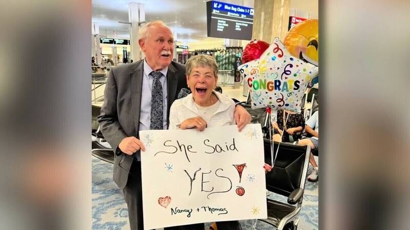 汤玛士．麦克米金（Thomas McMeekin）6月30日在美国佛罗里达州坦帕国际机场向甘贝尔（Nancy Gambell）下跪求婚，这段求婚的影片在社群平台发布后，感动无数网友。（撷取自网路）(photo:LTN)