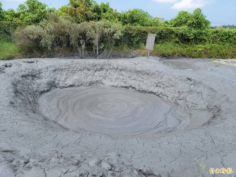 萬丹泥火山噴發後留下很多泥漿。（記者葉永騫攝）