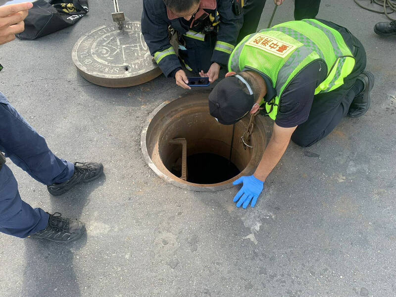 2名工人於永順路、永春東二路口測試污水漏水性，不慎跌落下水道立坑。（讀者提供）