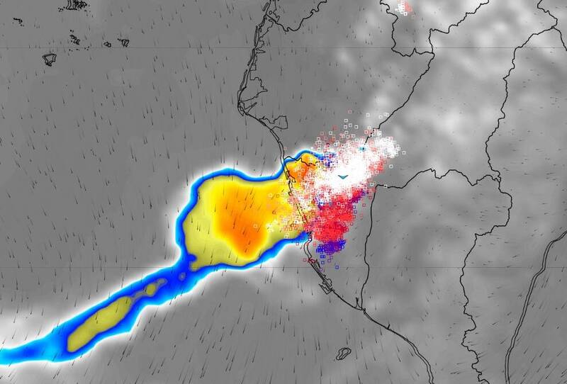 氣象達人彭啟明在臉書PO出閃電觀測圖提醒，高雄這波雷很密集。（圖擷自彭啟明臉書）