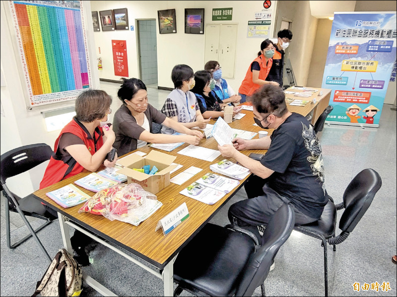 縣府整合與新住民密切相關的民政等五大局處業務,提供新住民諮詢、申辦、轉介等服務。(記者佟振國攝) 縣府整合與新住民密切相關的民政等五大局處業務,提供新住民諮詢、申辦、轉介等服務。(記者佟振國攝)