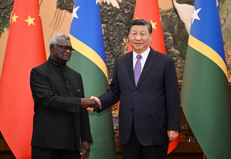 索羅門群島總理蘇嘉瓦瑞（Manasseh Sogavare，左）10日拜會中國國家主席習近平（右），雙方更發表貶損我國主權之聯合聲明。（取自華春瑩推特）