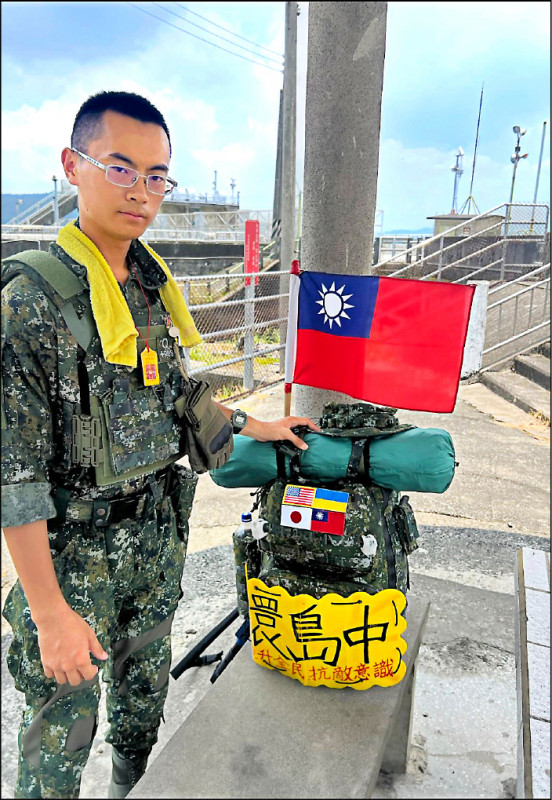 一位陸軍航特部退伍弟兄在炎熱的夏季提著藍色訓練用步槍，穿著各式護具行軍徒步環島。（圖：取自政軍簡單聊臉書）